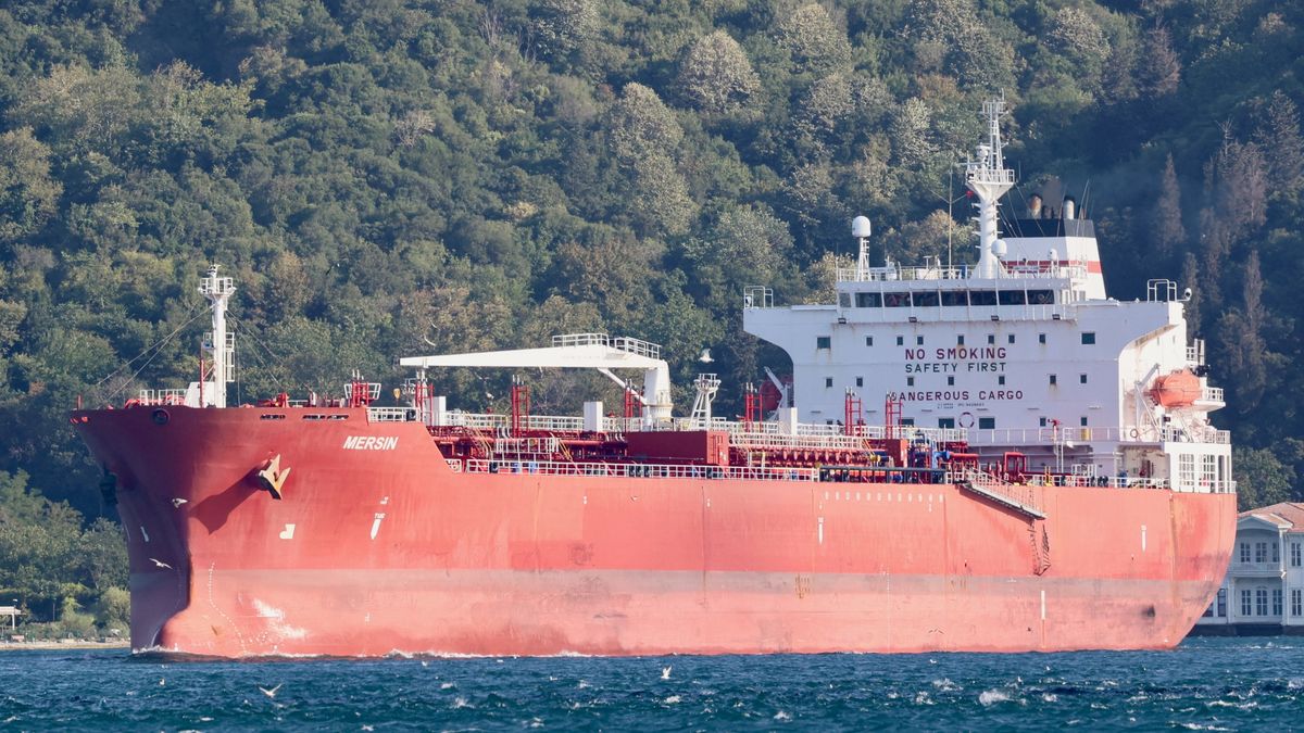 Turecký tanker u pobřeží Senegalu poškodily exploze, tvrdí manažer